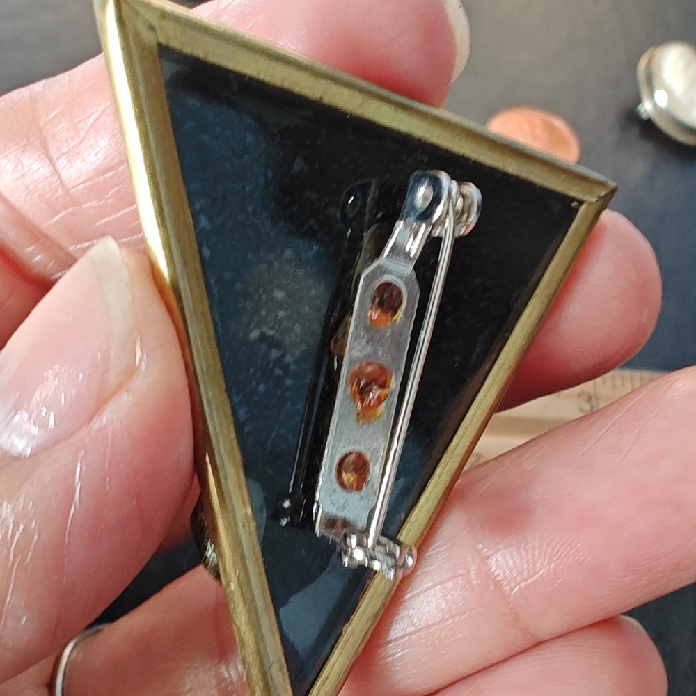 4 Gold-Tone Brooches/Pins - Picture 9 of 16